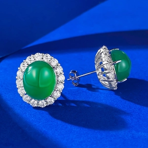 Dettaglio macro di orecchini in argento 925 con calcedonio verde e pietre di zircone