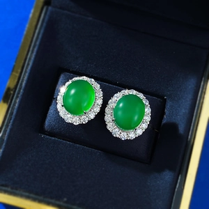 Dettaglio di orecchini in argento 925 con calcedonio verde ovale e alone di diamanti