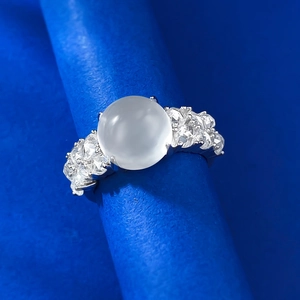 Macro shot of 925 silver ring featuring a high-gloss egg-shaped icy jadeite stone