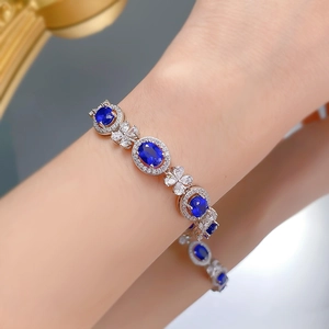 Détail macro du bracelet en argent 925 avec saphirs bleus ovales et maillons fleurs