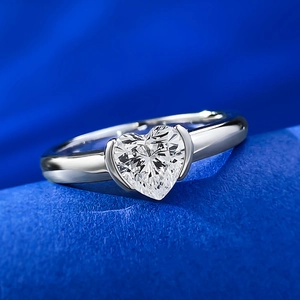 Bague en argent 925 doré avec pierre en forme de cœur sur velours bleu de luxe
