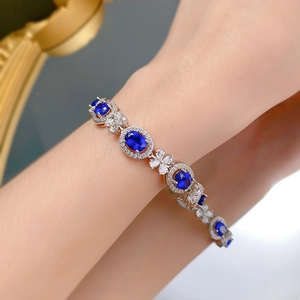 Détail d'un bracelet en argent 925 orné de saphirs bleus ovales et pavé de diamants