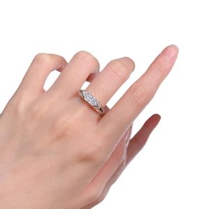 Eleganter S925 Silberring mit Marquise-Zirkonia und schwarzen Details am Finger