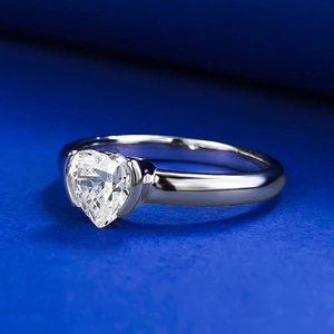 Vue macro d'un zircon en forme de cœur sur une bague minimaliste en argent poli