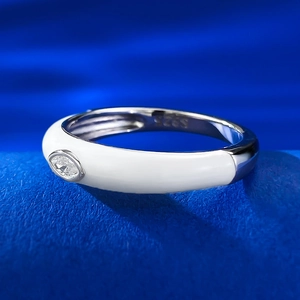 Vista macro dell'anello in argento S925 con smalto bianco e zircone taglio marquise