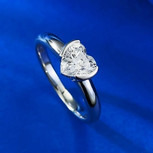Bague élégante en argent 925 avec pierre solitaire en forme de cœur 6x6 mm sur fond bleu