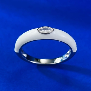 Anello in smalto bianco lucido con zircone taglio marquise su sfondo blu scuro