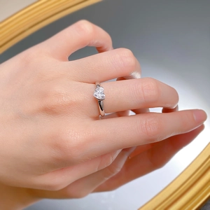 Détail d'une bague élégante en argent 925 sertie d'une pierre précieuse en forme de cœur