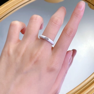 Elegante anello S925 in smalto bianco con zircone taglio marquise indossato al dito