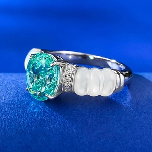 Détail macro d'une bague en argent S925 avec pierre bleu-vert et incrustation nacre