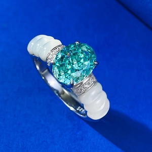Bague en argent S925 avec pierre verte ovale et détails en nacre blanche