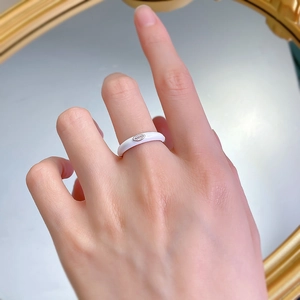 Dettaglio anello in argento S925 con smalto bianco e cristallo a taglio marquise