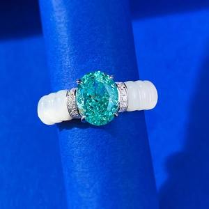 Vue macro de bague en argent S925 avec diamant Paraiba 7x9 et incrustation nacre blanche