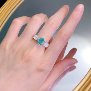 Détail d'une bague en argent S925 avec pierre Paraiba et incrustation de nacre blanche