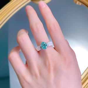 Gros plan sur bague en argent S925 avec pierre paraiba bleue et anneau céramique