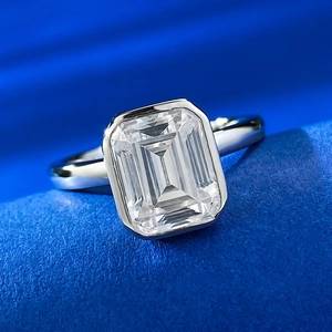 Vue macro d'une bague diamant taille émeraude avec serti clos et anneau en argent
