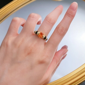 Bague en argent S925 plaqué or avec diamant orange ovale et accents en émail noir
