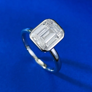 Détail d'une bague en argent 925 avec pierre taille émeraude et serti clos