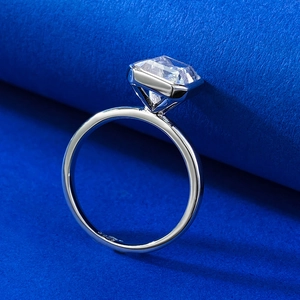 Bague en argent 925 avec diamant à coupe émeraude 7x9mm et monture à quatre griffes minimaliste