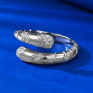 Bague serpent en argent S925 sertie de zircons blancs sur fond bleu texturé