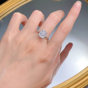 Bague élégante en argent 925 avec diamant taille émeraude portée sur le doigt