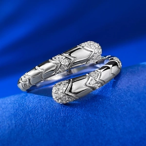 Gros plan sur la bague serpent en argent S925 avec texture en V et pierres de zircone cubique