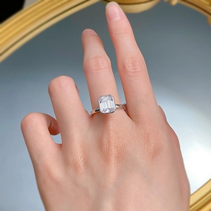 Détail d'une bague avec pierre rectangulaire taille émeraude portée au doigt
