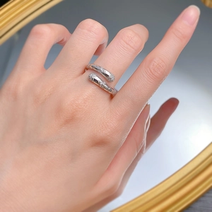Détail de bague serpent vintage en argent S925 avec gravure rétro et pierres zircon