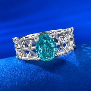 Détail macro d'une bague tourmaline Paraiba ovale avec anneau argenté ajouré tissé