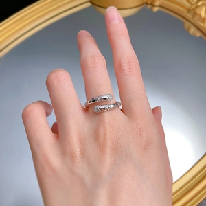 Vue détaillée d'une bague serpent en argent S925 avec écailles et incrustation de zircon