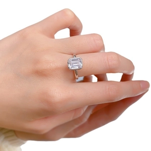 Bague en argent 925 avec diamant taille émeraude portée par un mannequin sur fond blanc