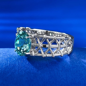 Détail de la bague en argent S925 avec tourmaline Paraiba ovale et anneau tressé