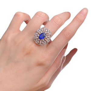 925 silver vintage ring with oval royal blue sapphire stone and halo detail on finger