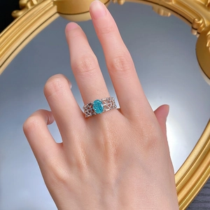 Vue portée de la bague en pierre Paraiba bleue avec anneau argenté tressé ajouré