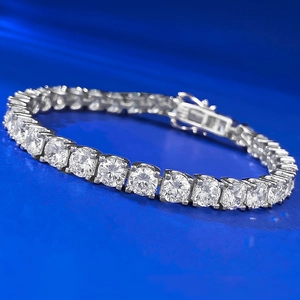 Gros plan d'un bracelet tennis en argent S925 avec zircons cubiques de taille brillant