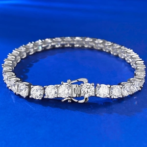 Bracelet rivière classique en argent S925 avec zircons brillants sur fond bleu vif