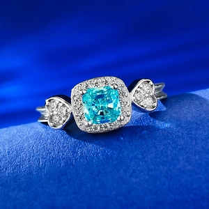 Vue détaillée d'une bague en argent S925 avec pierre bleue et motifs latéraux en cœur