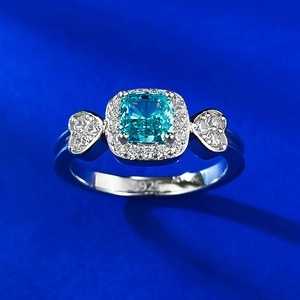 Vue macro d'une bague en argent S925 avec pierre carrée sarcelle et détails en forme de cœur