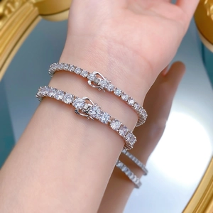 Gros plan de deux tailles de bracelets tennis en argent S925 avec zircons brillants