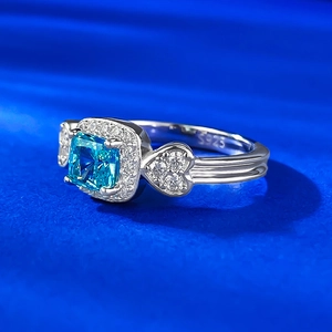 Détail macro de la bague en argent S925 avec pierre bleue rayonnante et poinçon S925