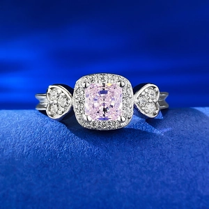 Bague en argent sterling S925 avec pierre carrée rose et détails en forme de cœur