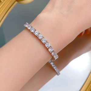 Détail d'un bracelet de tennis en argent S925 avec zircons ronds portés au poignet