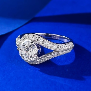 Detail of S925 silver ring featuring a 1-carat round cut stone in a six-prong setting
