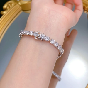 Gros plan d'un bracelet tennis étincelant en argent S925 avec pierres de taille ronde