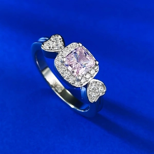 Bague en argent S925 avec une pierre rose taille carrée et des détails en forme de cœur