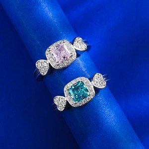 Détail de deux bagues bonbons en argent S925 avec pierres roses et bleu paraïba