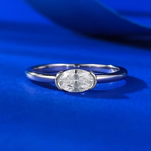 Bague minimaliste en argent S925 avec pierre ovale et sertissage clos élégant