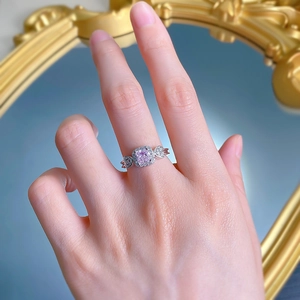 Détail d'une bague en argent S925 avec pierre rose coupe coussin et halo de diamants