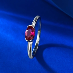 Vue macro détaillée de la bague en argent S925 montrant le poinçon et le rubis ovale serti