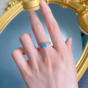 Bague en argent S925 avec pierre paraïba bleue et accents d'ailes en diamant